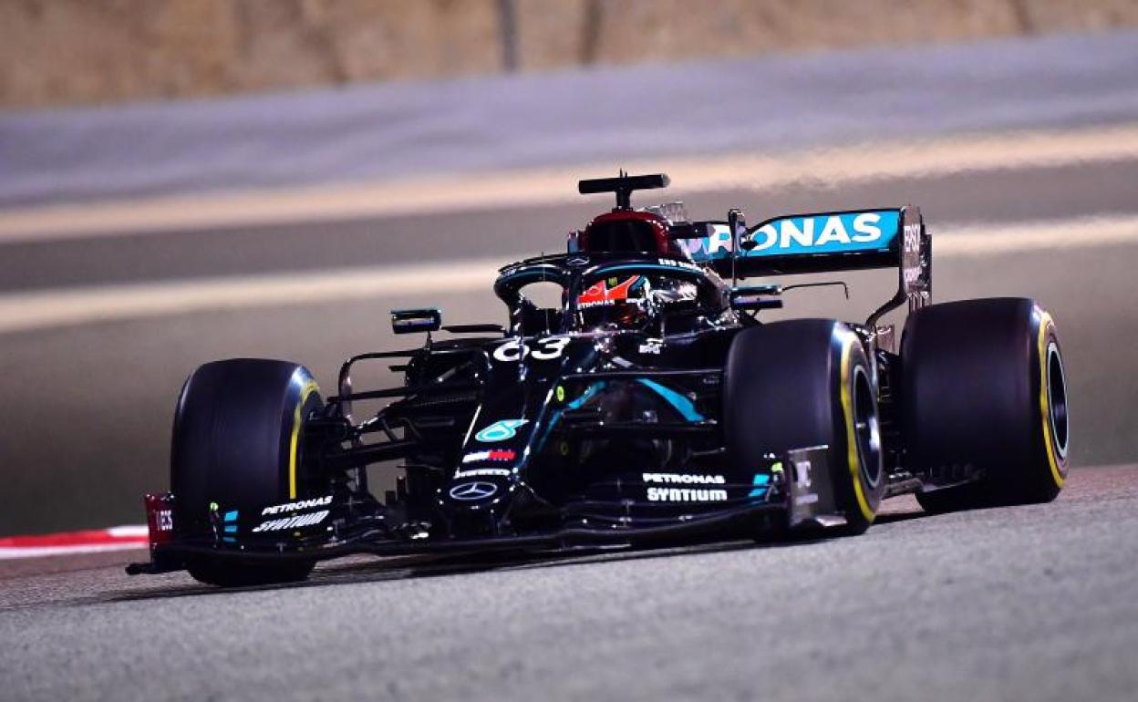 George Russell, al volante del Mercedes, durante el Gran Premio de Sakhir. 