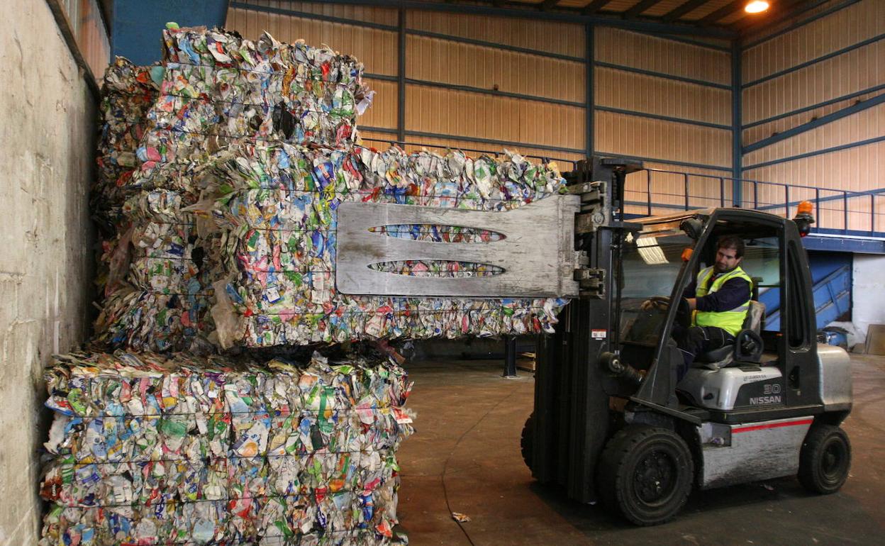 La mejora de la gestión de la residuos para fomentar la reutilización y el reciclaje es uno de los motores de la nueva norma que elabora el Gobierno andaluz. 