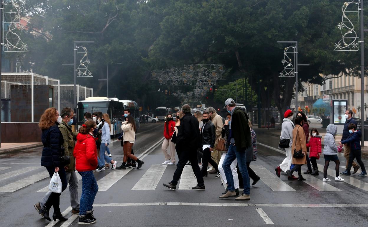 Ciudadanos en el centro de Málaga, este lunes festivo.