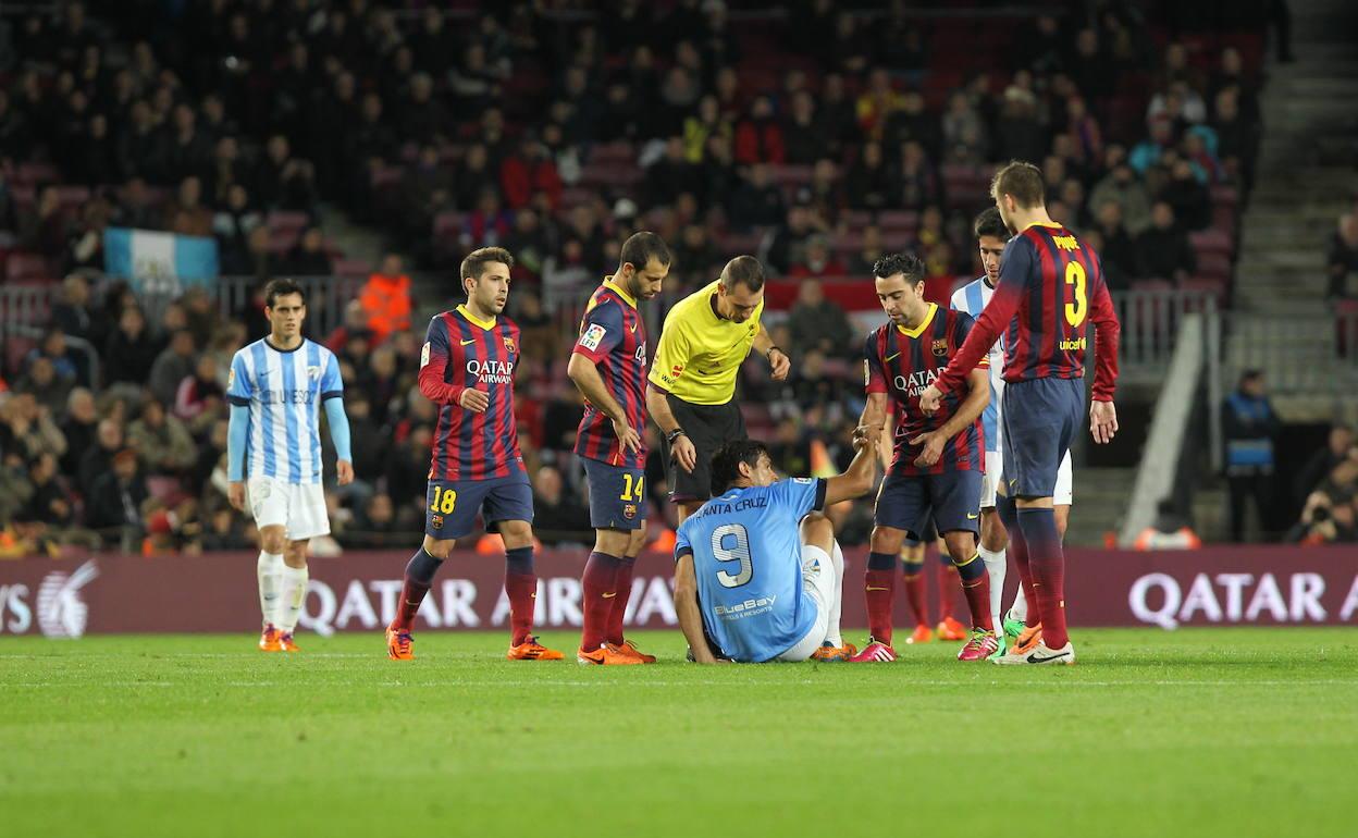 Santa Cruz, con la publicidad de BlueBay en la espalda, es levantado por Xavi en el Camp Nou. 