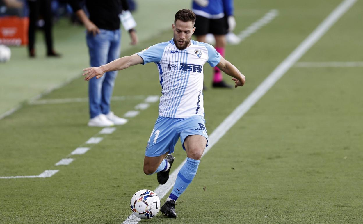 Iván Calero apura la línea de banda en una jugada durante un partido en La Rosaleda.
