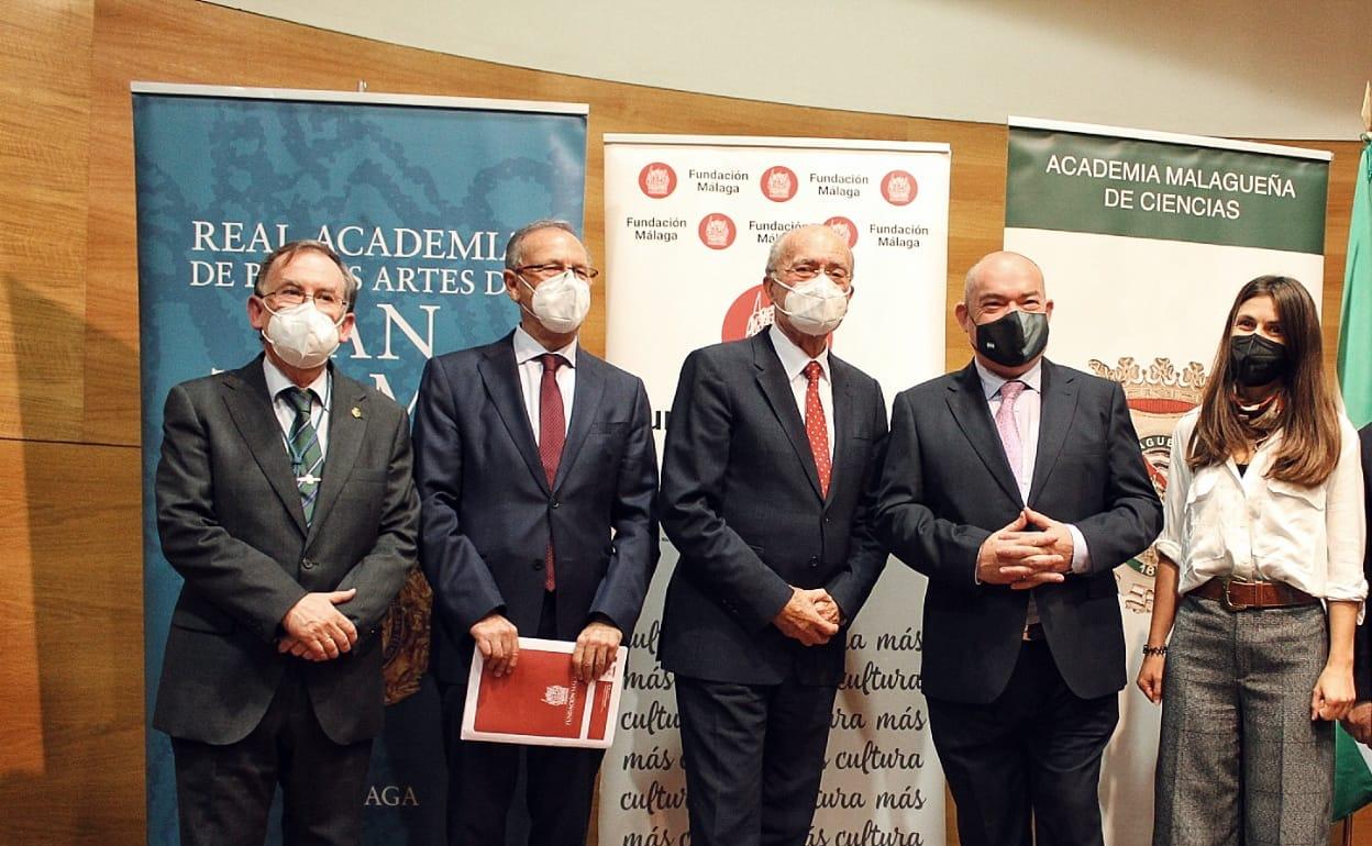 Los premiados, con el alcalde, Francisco de la Torre, y presidentes de las academias de Bellas Artes, Ciencias y Fundación Málaga. 