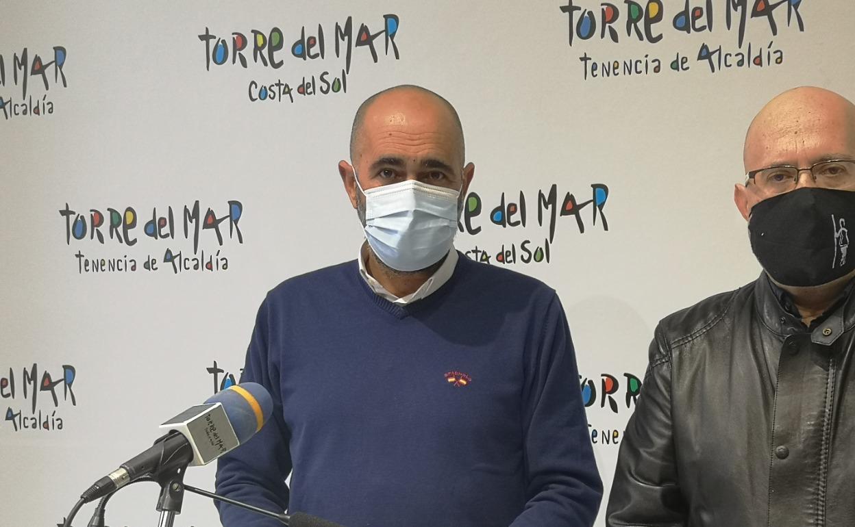 Los ediles Juan García y Jesús Pérez durante la presentación del proyecto. 