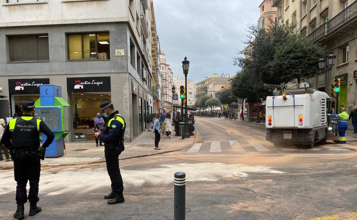 Cortadas las calles Puerta del Mar y Atarazanas del Centro de Málaga por un vertido de aceite