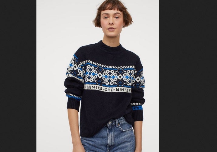 Si buscas un jersey que tenga uso más allá del 6 de enero esta es una opción perfecta porque encajará con el resto de tus looks invernales. Modelo en punto suave de jacquard con lana en la trama y motivos de ski. Lleva cuello, puños y bajo en punto elástico de canalé y cuesta 29,99 euros. Es de H&M.