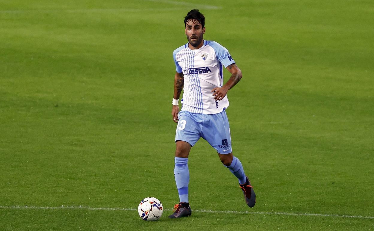 El jugador del Málaga, Alberto Escassi, durante un partido en La Rosaleda.