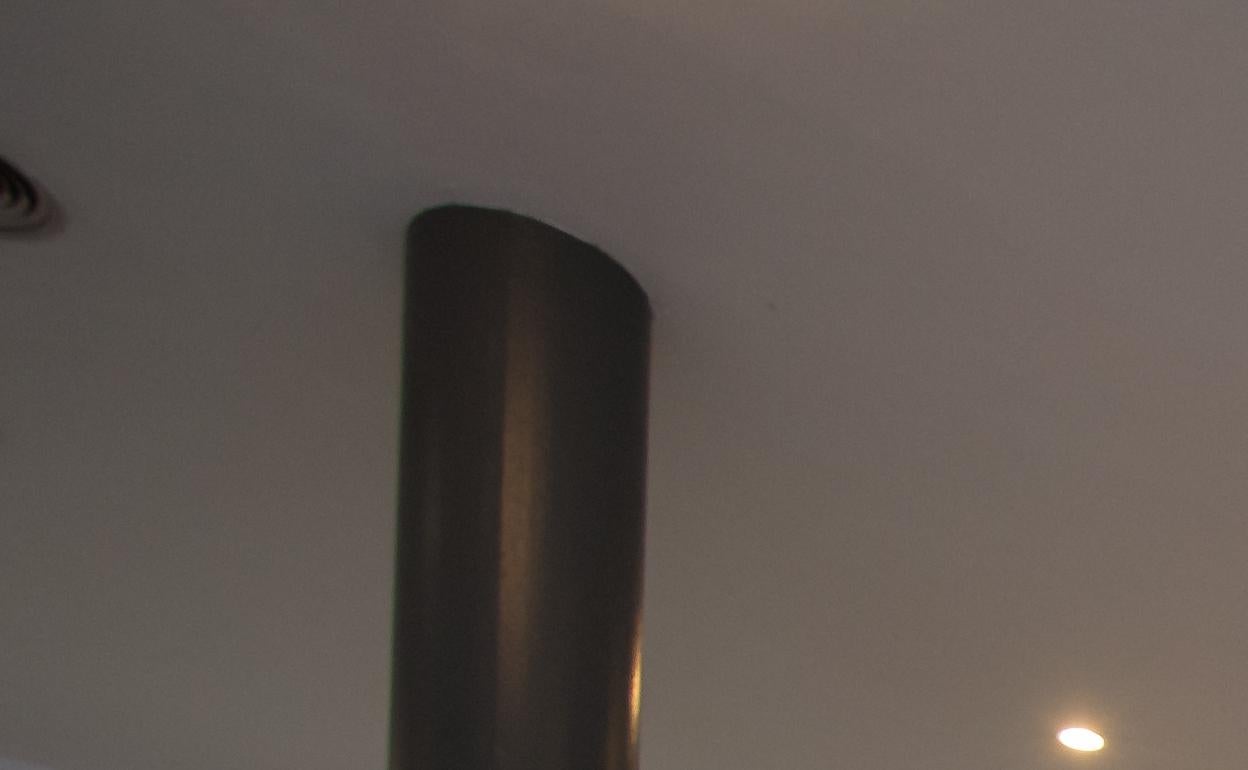 La Universidad ha tenido que dejar de cobrar el canon a las copisterias y cafeterías, como esta de Turismo, por falta de actividad. 