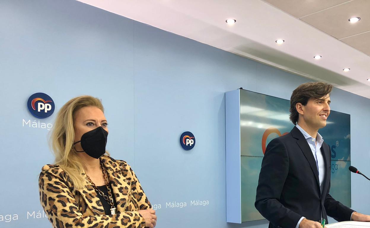 Carolina España y Pablo Montesinos hoy durante la rueda de prensa en la sede del PP