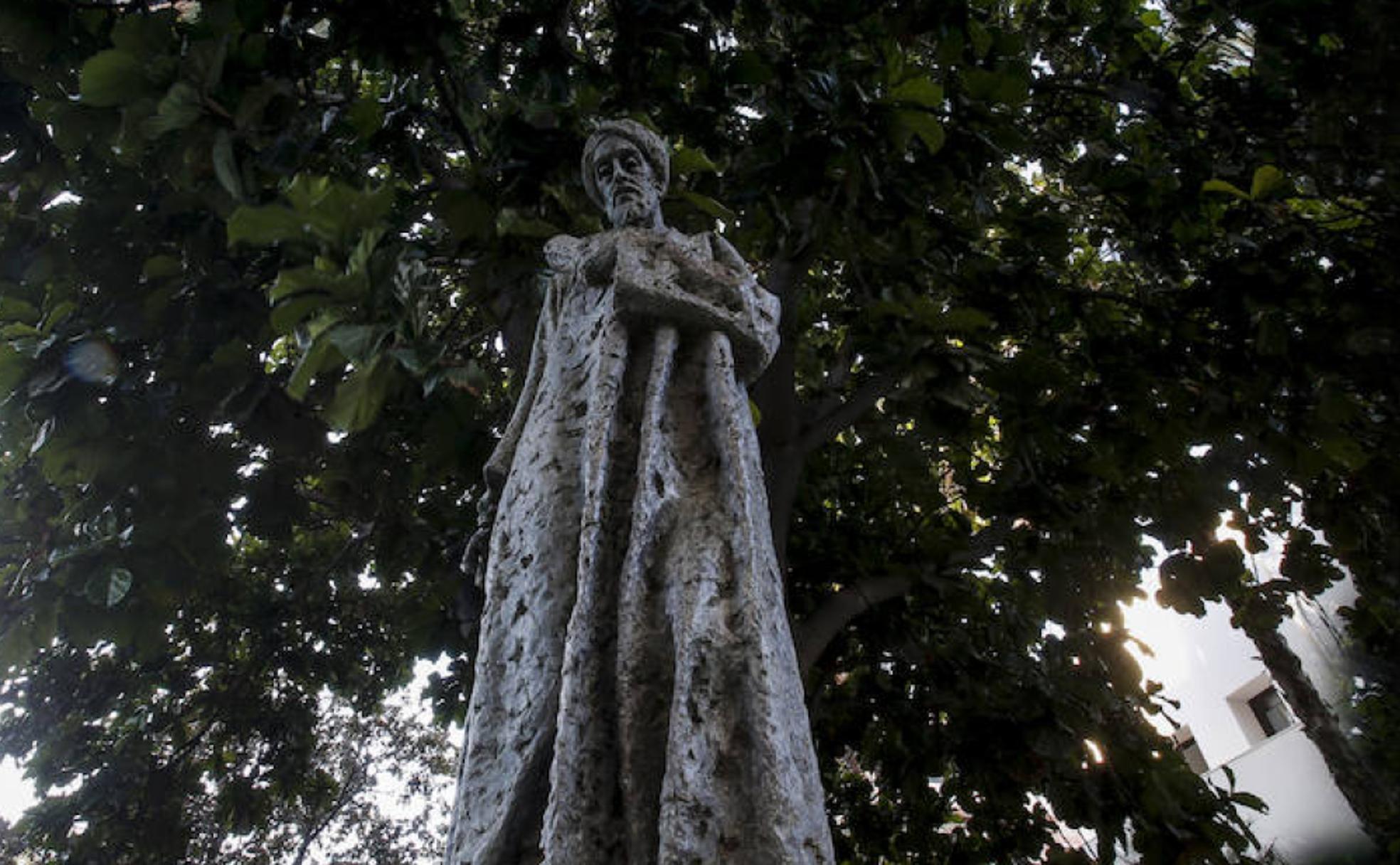 La estatua de Ibn Gabirol en los jardines de calle Alcazabilla es el único monumento del autor en su ciudad natal. 
