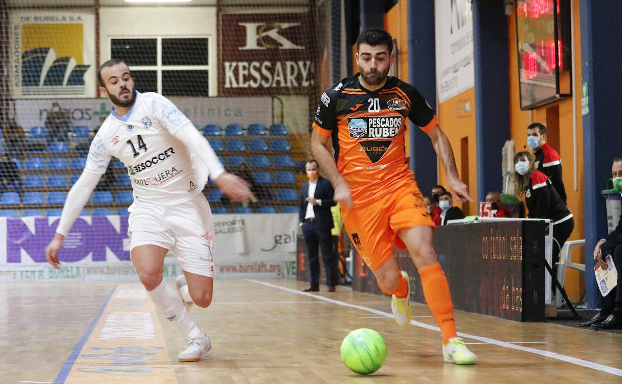 Javi Amorós corre tras David Pazos, con el balón.