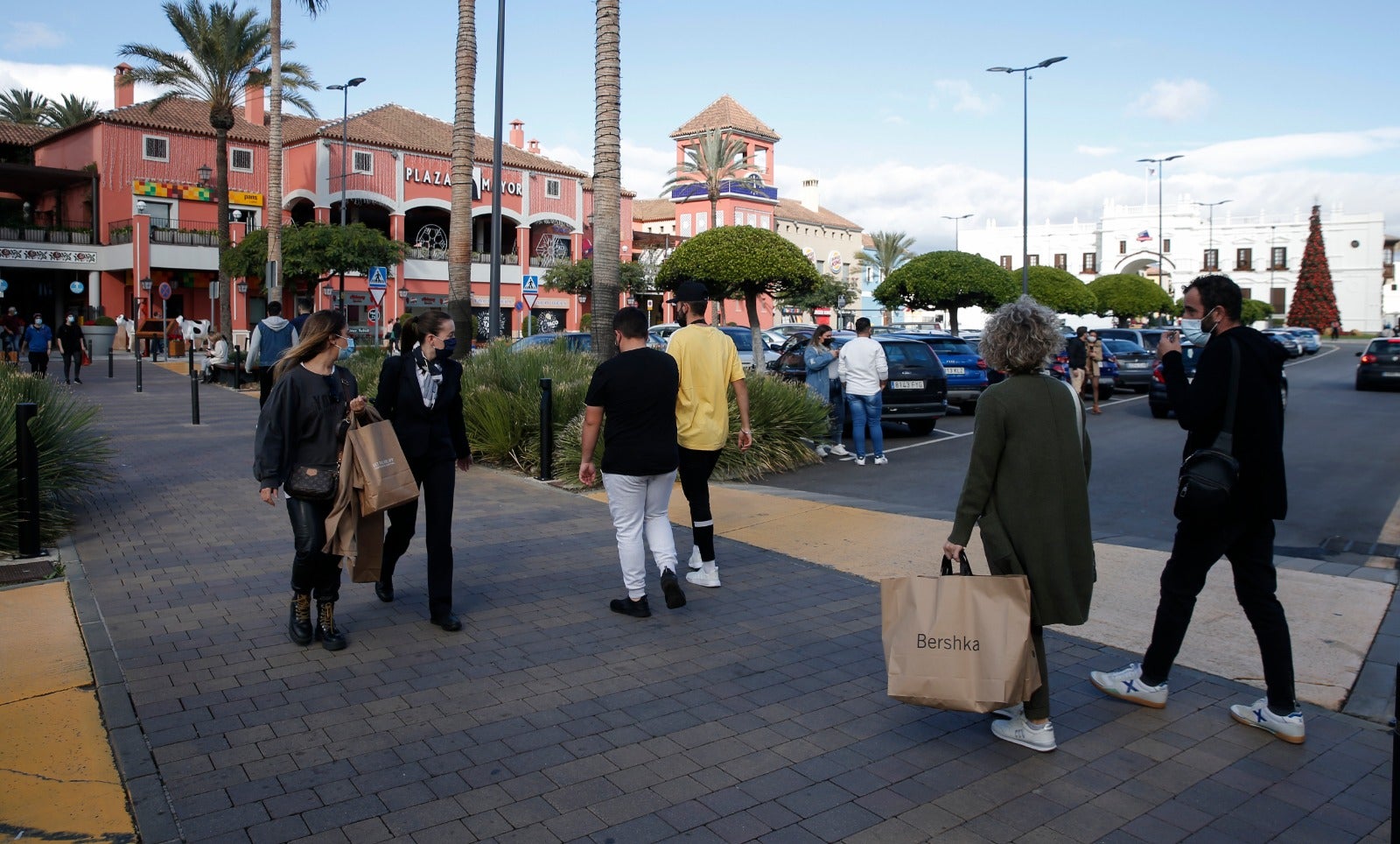 Los vecinos de fuera de Málaga aprovechan la reapertura de la movilidad entre municipios de las misma provincia y acuden a centros comerciales como el de Plaza Mayor. 
