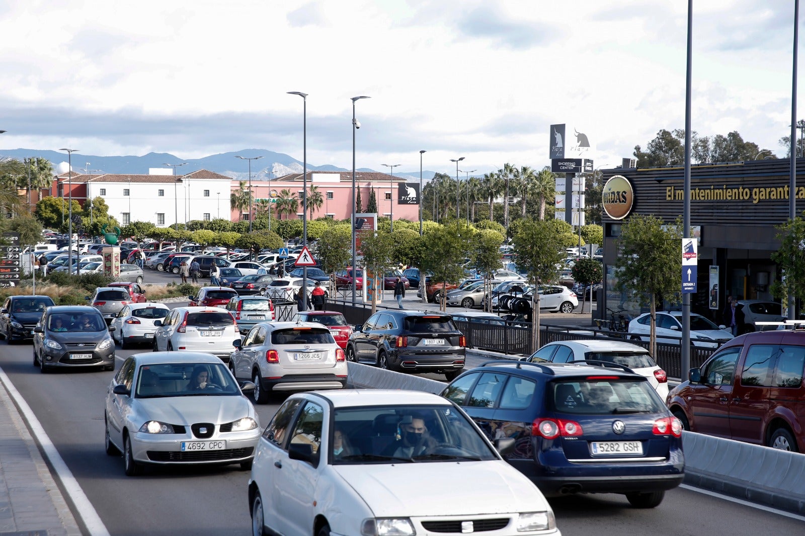 Los vecinos de fuera de Málaga aprovechan la reapertura de la movilidad entre municipios de las misma provincia y acuden a centros comerciales como el de Plaza Mayor. 
