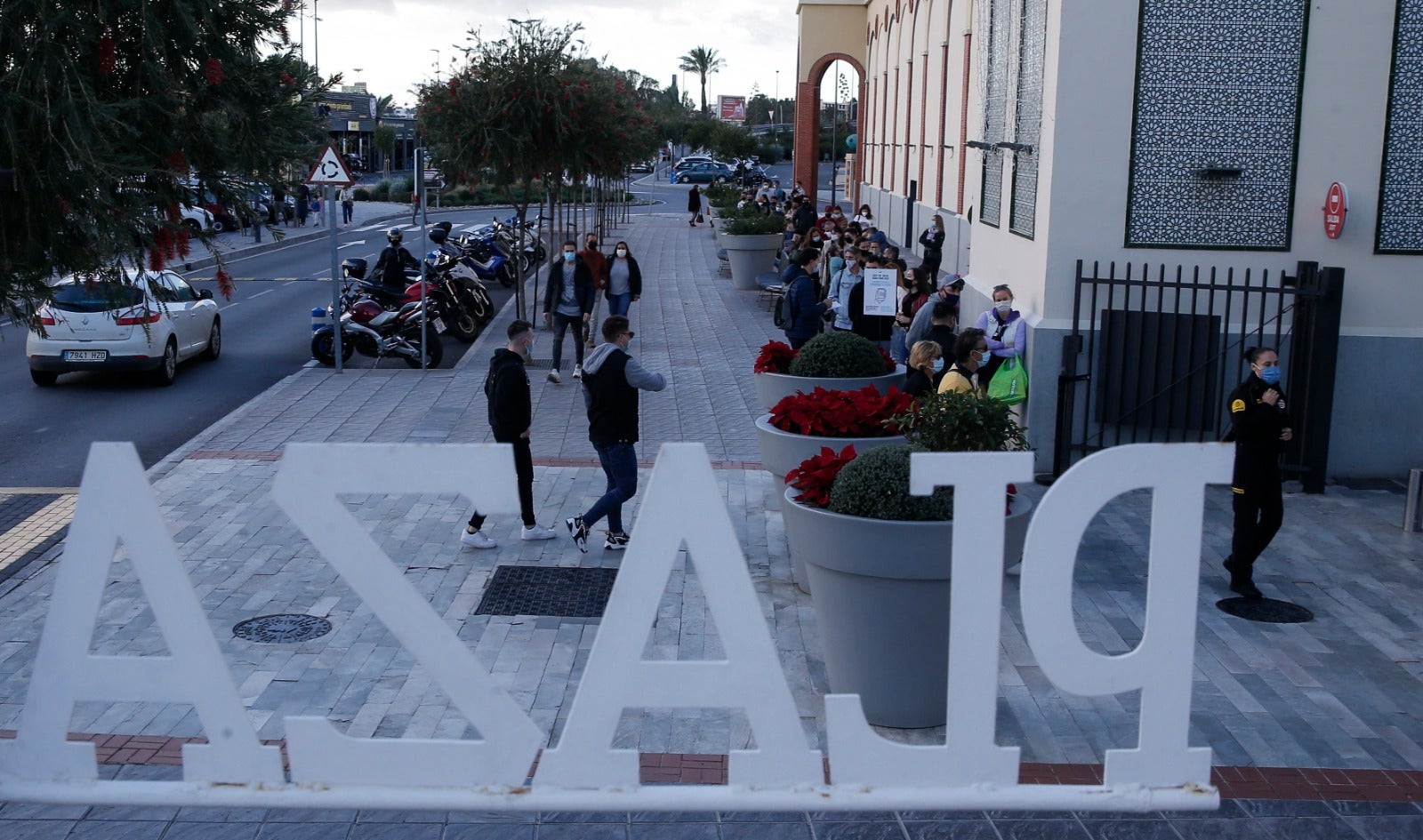 Los vecinos de fuera de Málaga aprovechan la reapertura de la movilidad entre municipios de las misma provincia y acuden a centros comerciales como el de Plaza Mayor. 