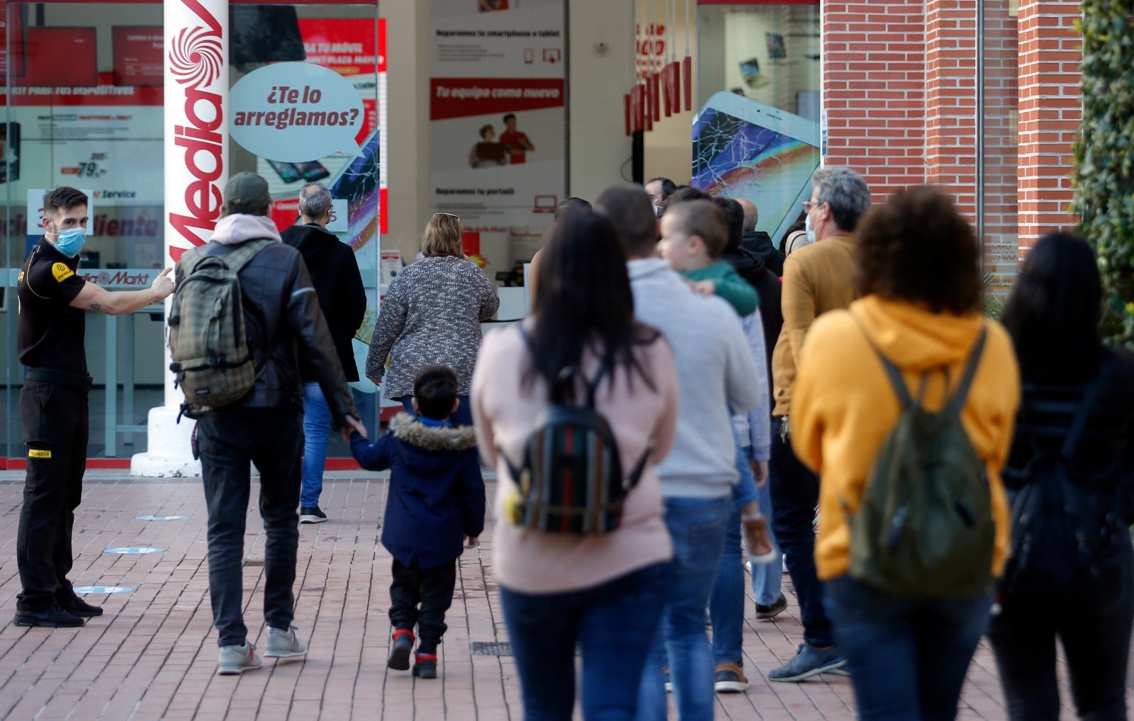 Los vecinos de fuera de Málaga aprovechan la reapertura de la movilidad entre municipios de las misma provincia y acuden a centros comerciales como el de Plaza Mayor. 