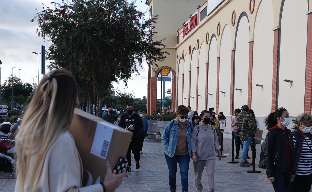 Colas para entrar a una de las tiendas en Plaza Mayor. 