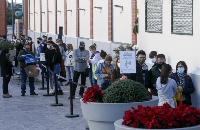 El cierre de bares y restaurantes reduce a partir de las seis la afluencia al Centro en el primer día con movilidad entre municipios