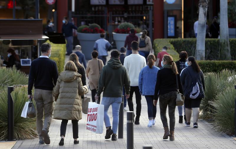 El cierre de bares y restaurantes reduce a partir de las seis la afluencia al Centro en el primer día con movilidad entre municipios