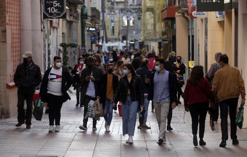 El cierre de bares y restaurantes reduce a partir de las seis la afluencia al Centro en el primer día con movilidad entre municipios