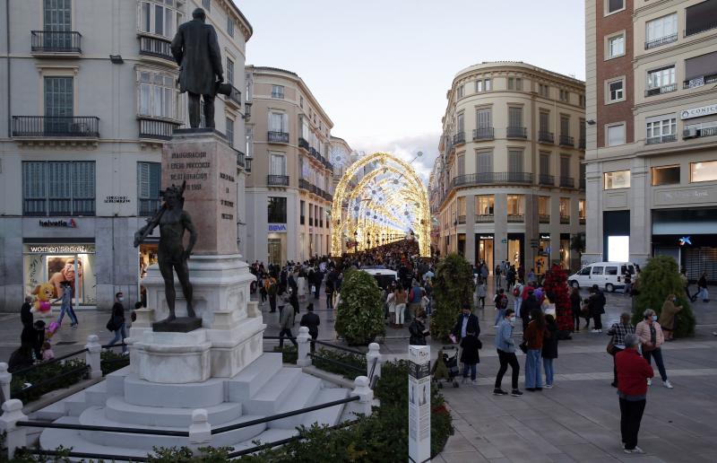 El cierre de bares y restaurantes reduce a partir de las seis la afluencia al Centro en el primer día con movilidad entre municipios