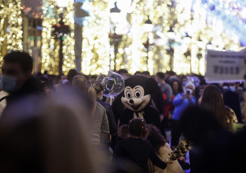 El cierre de bares y restaurantes reduce a partir de las seis la afluencia al Centro en el primer día con movilidad entre municipios