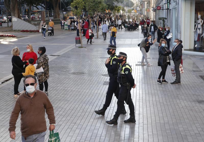 El cierre de bares y restaurantes reduce a partir de las seis la afluencia al Centro en el primer día con movilidad entre municipios