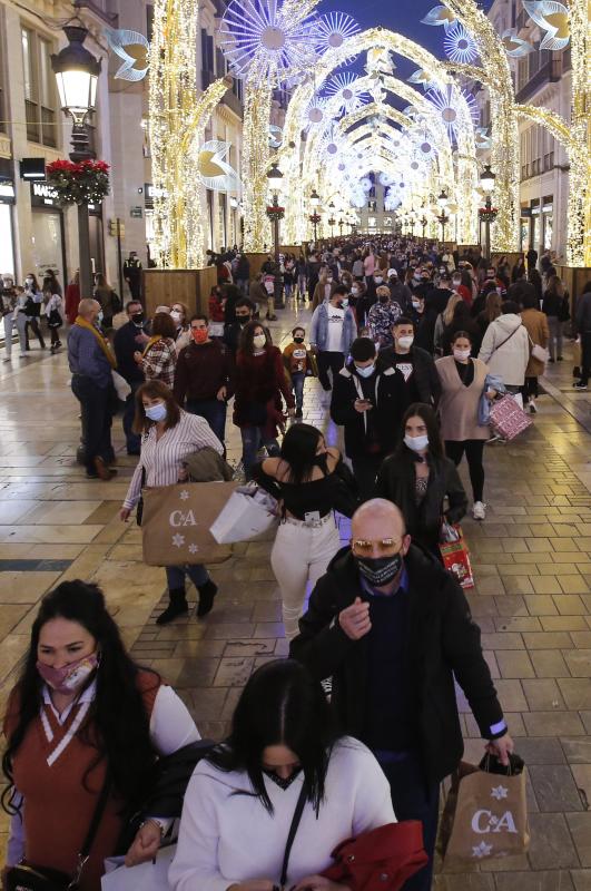 El cierre de bares y restaurantes reduce a partir de las seis la afluencia al Centro en el primer día con movilidad entre municipios