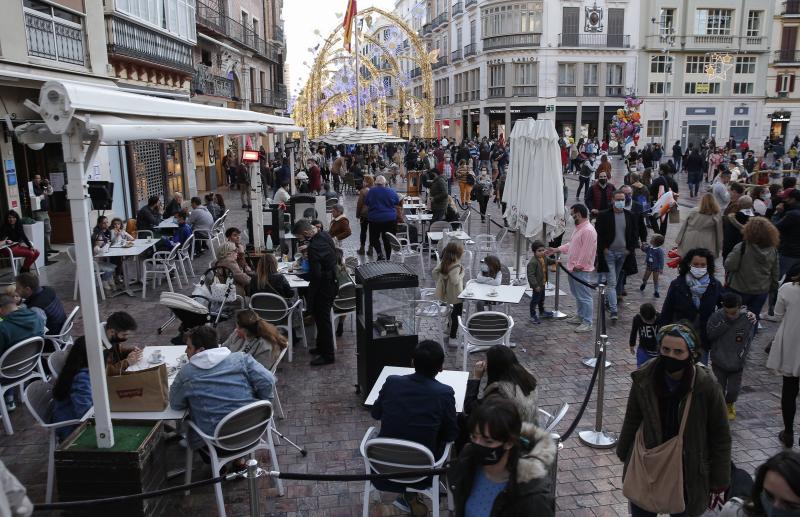 El cierre de bares y restaurantes reduce a partir de las seis la afluencia al Centro en el primer día con movilidad entre municipios