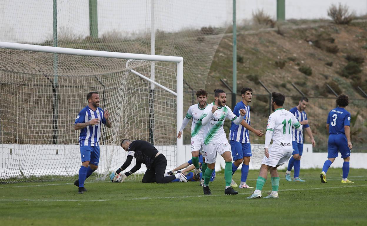 La celebración después del primer gol del Antequera. 