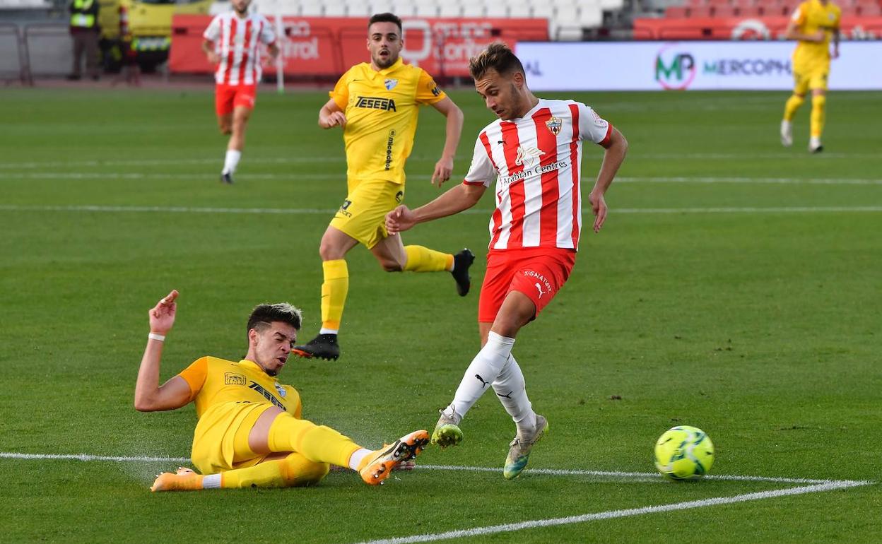 El jugador del Málaga, Mejías, corta un pase del jugador del Almería, Fran Villalba.