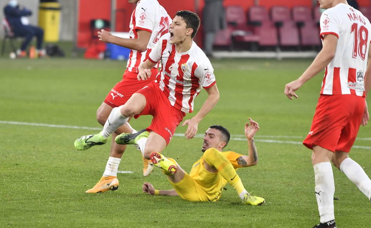 El jugador malaguista, Joaquín, sobre el suelo en una ocasión de gol para el Málaga en el partido para el Almería. 