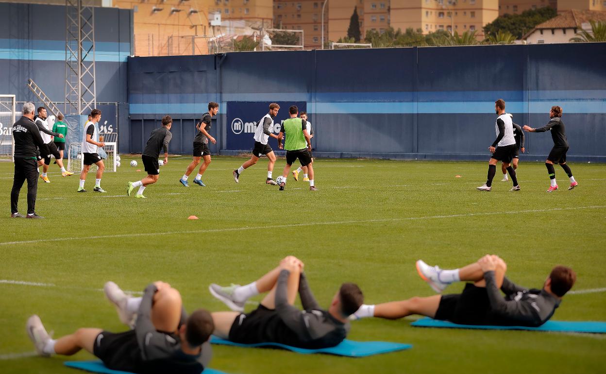 Un grupo de jugadores se entrenaron ayer, mientras que los que jugaron ante el Almería hicieron recuperación.