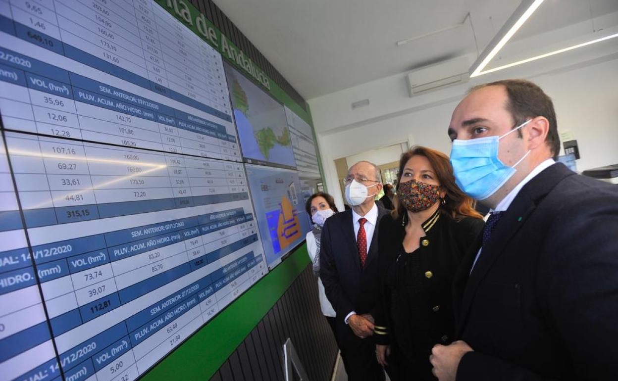 Fraqncisco de la Torre, Carmen Crespo y Sergio Arjona en el centro de control del SAIH en el embalse del Limonero. 
