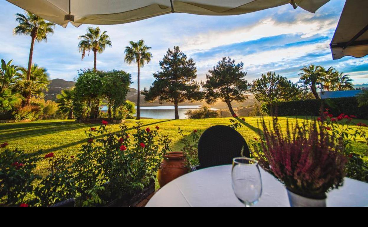 Vista de una de las terrazas del restaurante del hotel La Viñuela. 