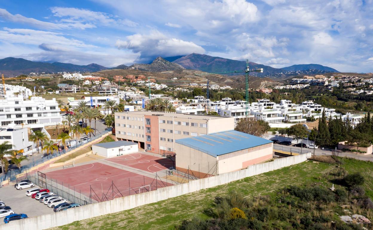 Imagen del instituto junto a la parcela que será cedida a la Junta para su ampliación. 