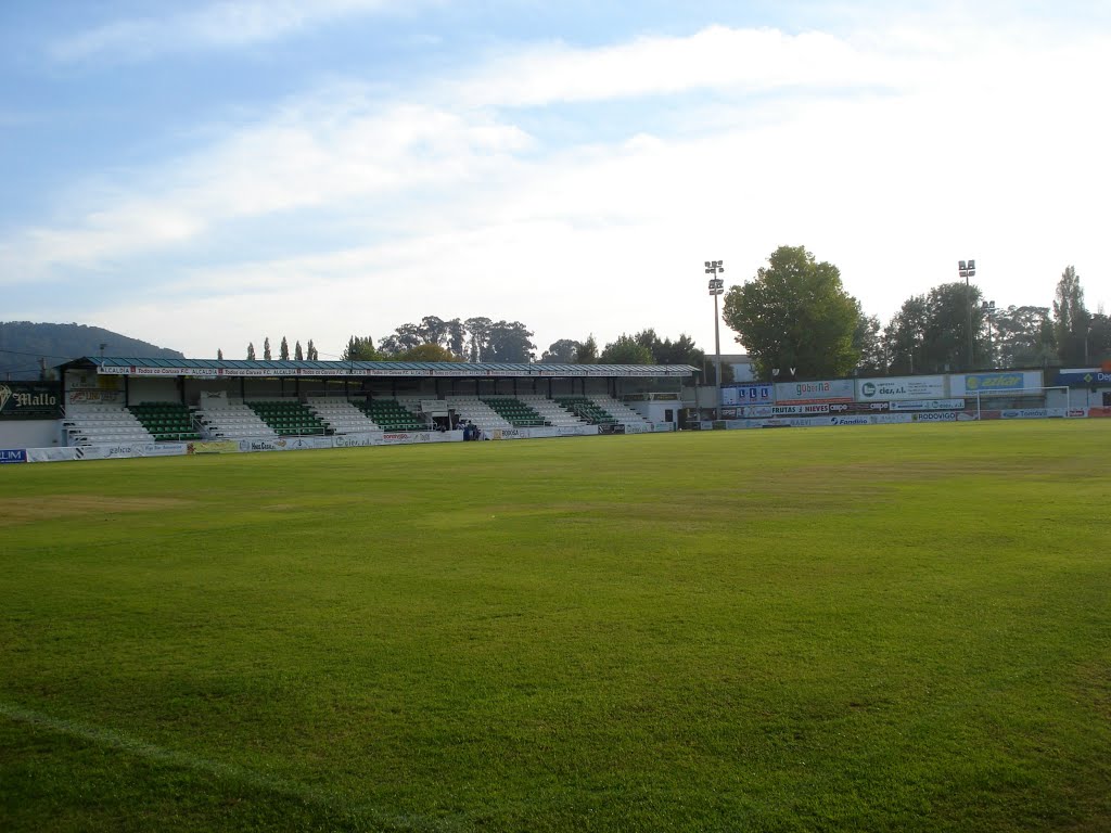 Imágenes del campo de fútbol O Vao en Coruxo, donde jugará el Málaga en la edición 20/21 de la Copa del Rey.