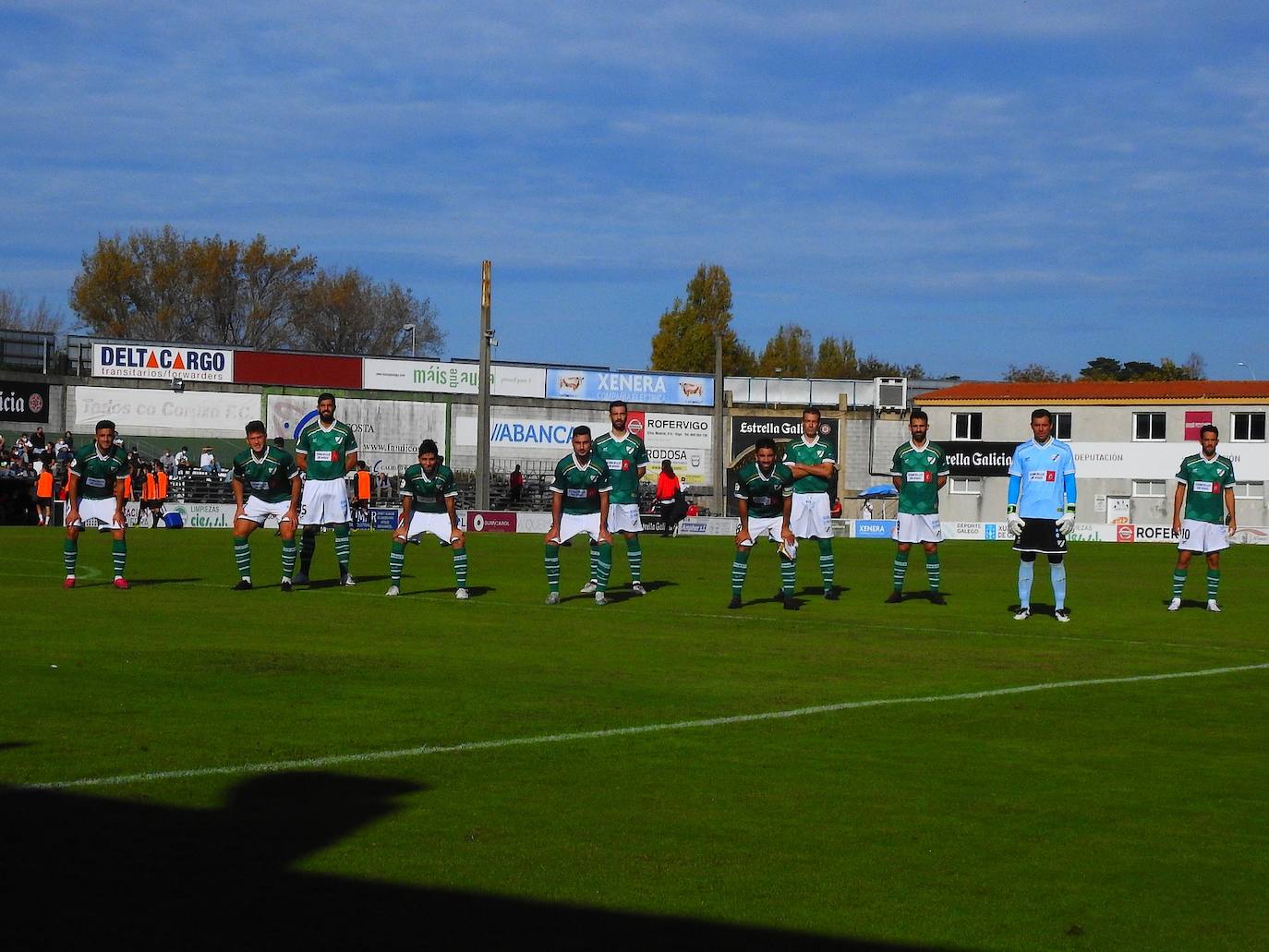Imágenes del campo de fútbol O Vao en Coruxo, donde jugará el Málaga en la edición 20/21 de la Copa del Rey.