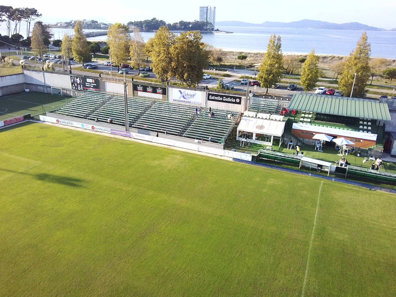 Imágenes del campo de fútbol O Vao en Coruxo, donde jugará el Málaga en la edición 20/21 de la Copa del Rey.