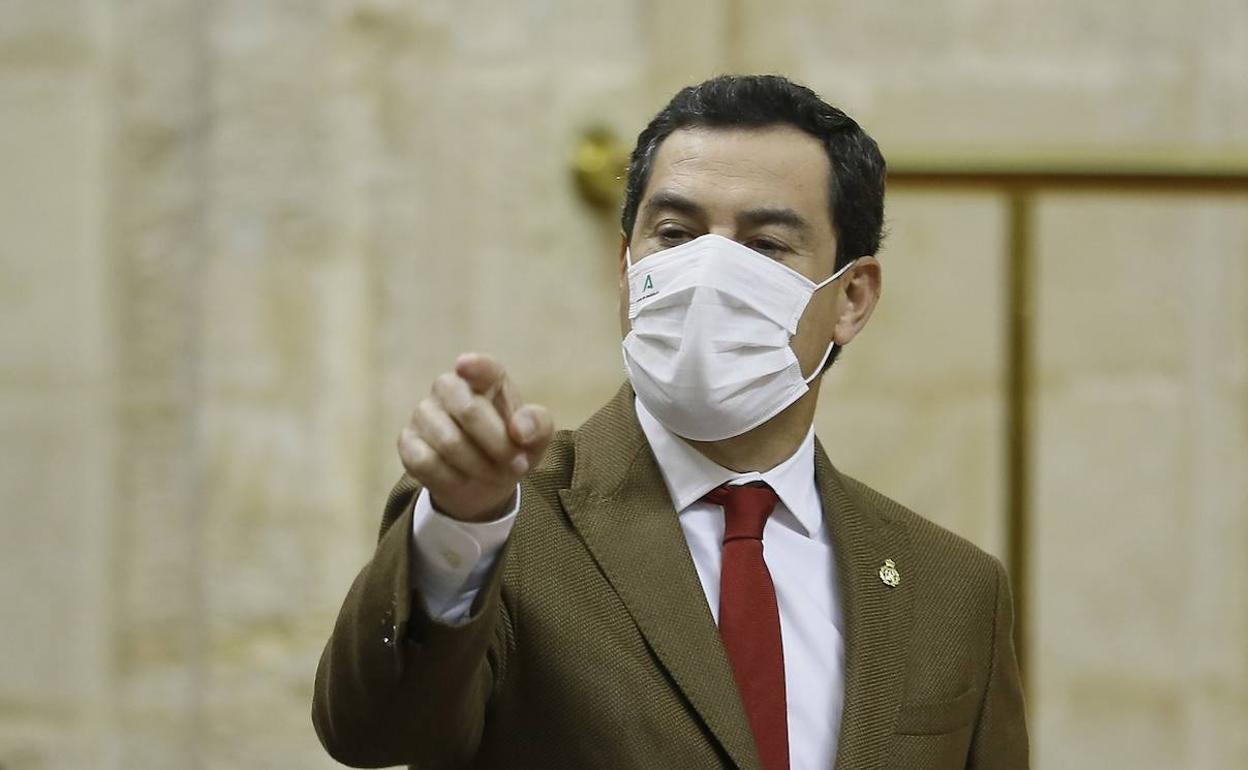 Juanma Moreno, durante la sesión de control al Ejecutivo andaluz celebrada en el Parlamento de Andalucía en Sevilla. 