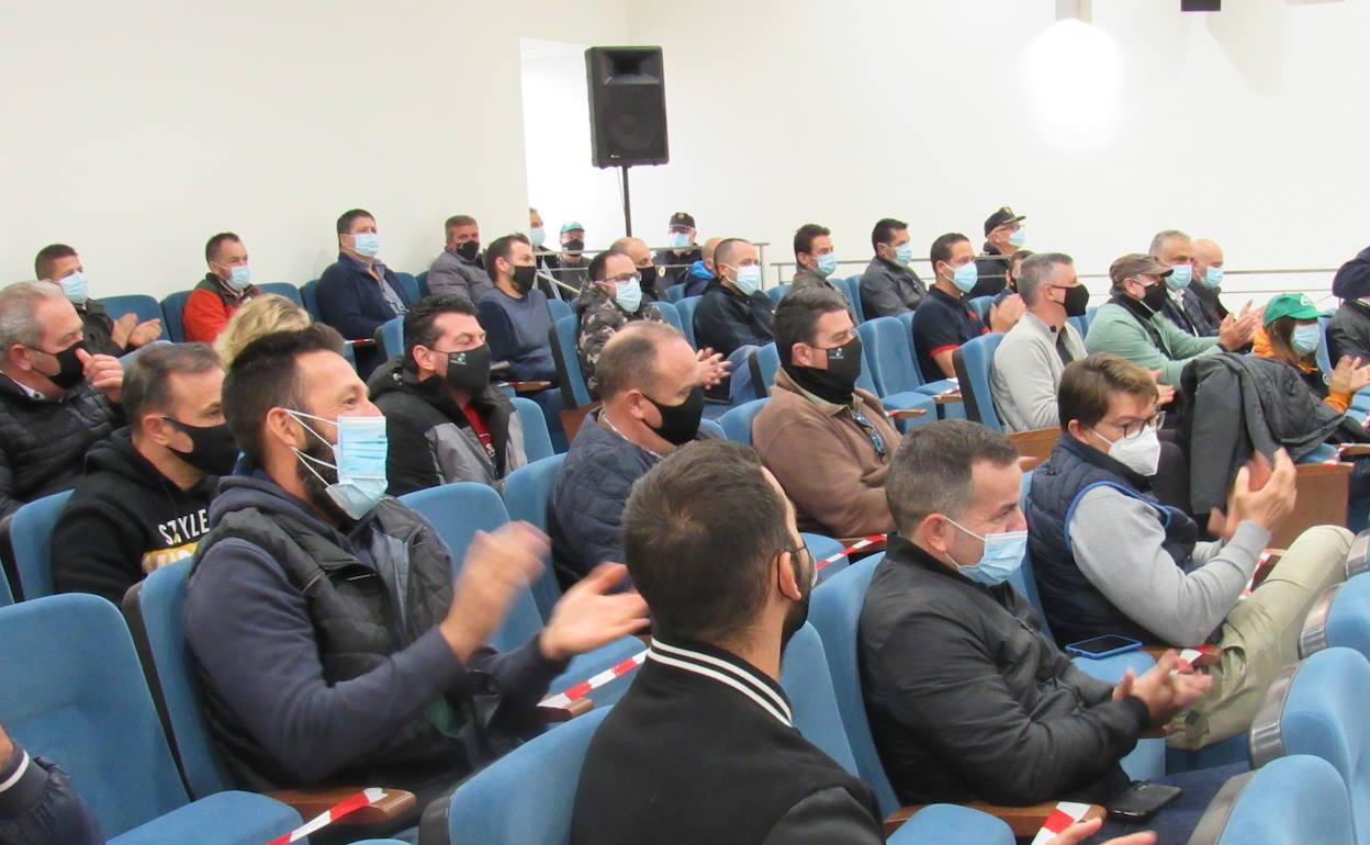 Miembros de la plantilla de Policía Local han acudido al pleno para protestar por la anulación del complemento salarial. 