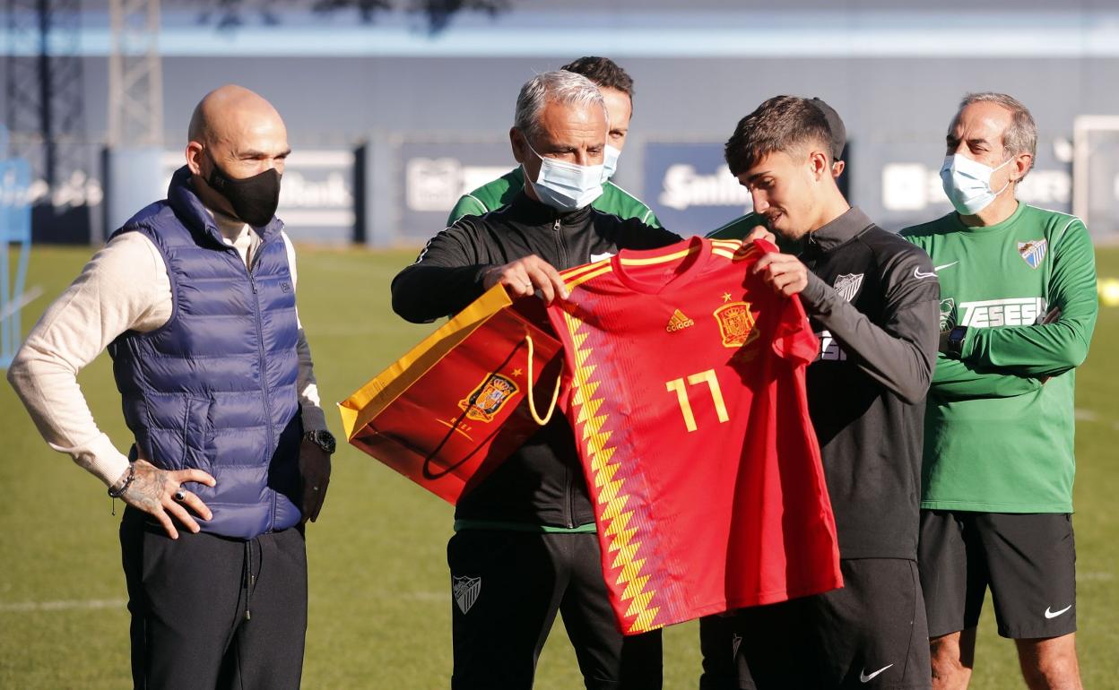 El director deportivo, Manolo Gaspar, el entrenador, Pellicer, y el jugador, Larrubia, ayer en la entrega de una camiseta conmemorativa que la Federación envió al canterano por su participación (jugó dos partidos y marcó un gol) en el Mundial Sub-17 con España hace ya un año.