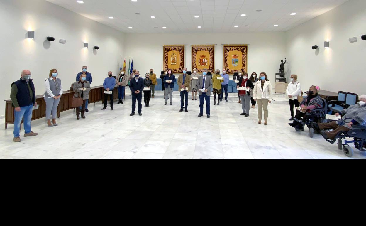 Representantes de los colectivos subvencionados han recogido hoy las ayudas de manos del alcalde. 