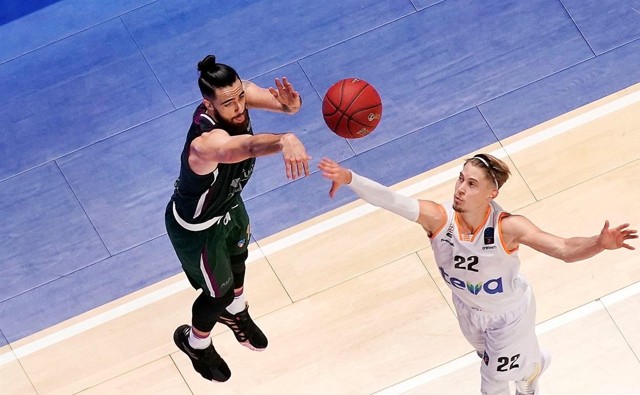 Francis Alonso lanza un triple en el encuentro ante el Ulm en la Eurocup. 