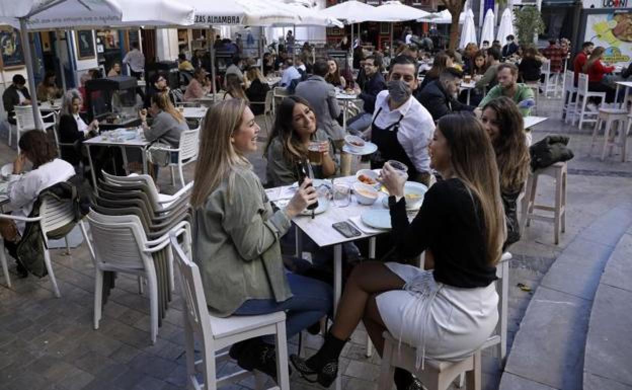 Luz verde a la rebaja del 25% en la tasa de basura a hoteles y bares de Málaga