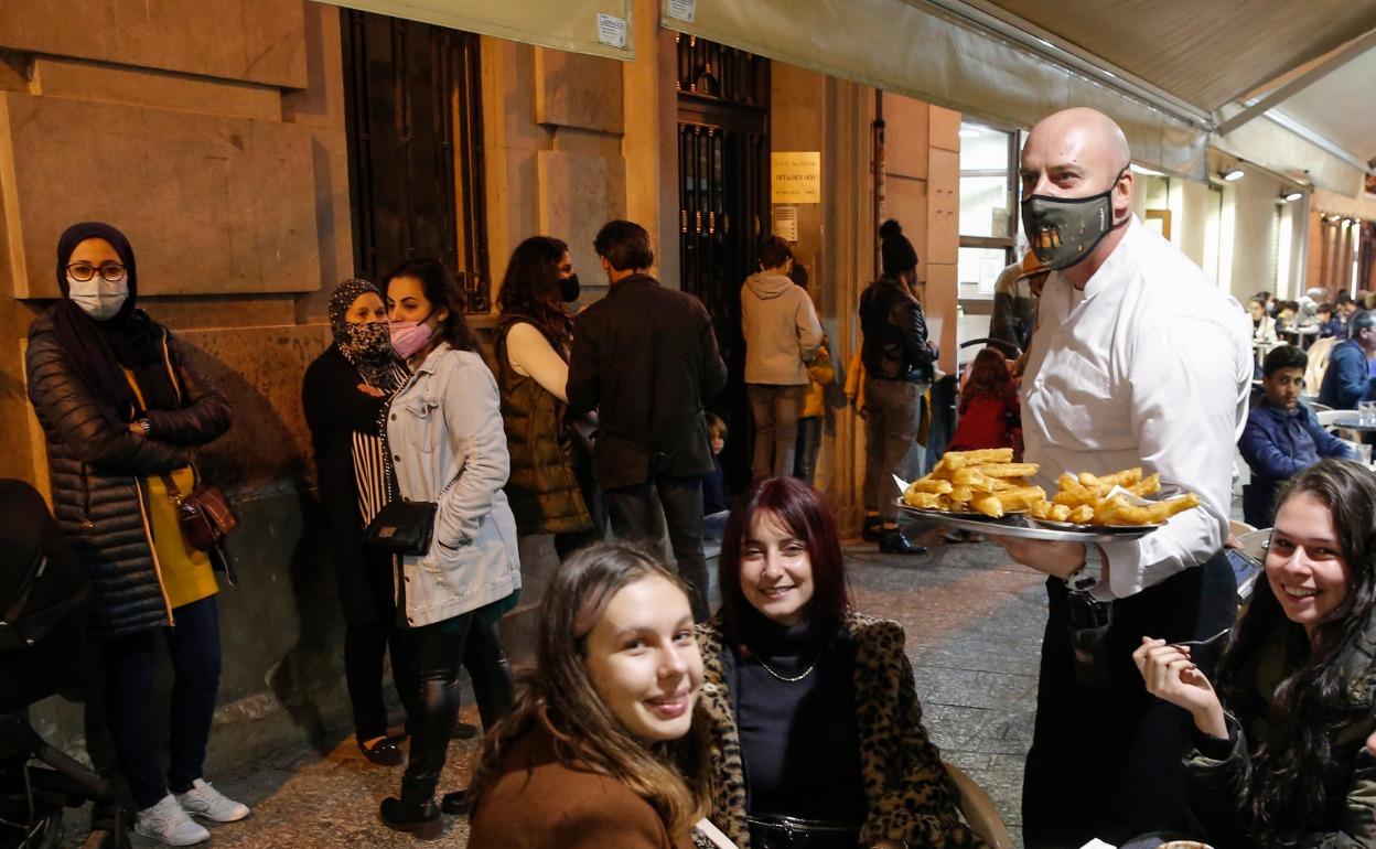 Cuatro estudiantes erasmus, merendando en Casa Aranda. 