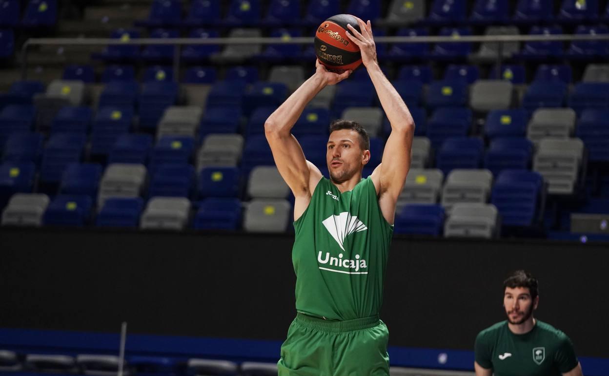 Dragan Milosavljevic lanza a canasta durante un entrenamiento la semana pasada en el Palacio. 