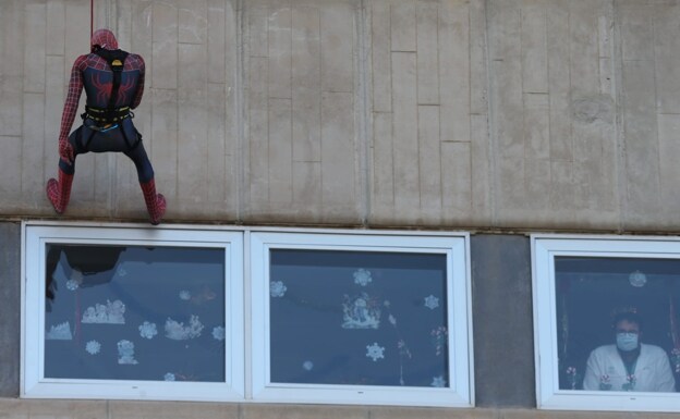 La imagen muestra un momento en el descenso de Spiderman por la fachada del Materno Infantil, este viernes. 