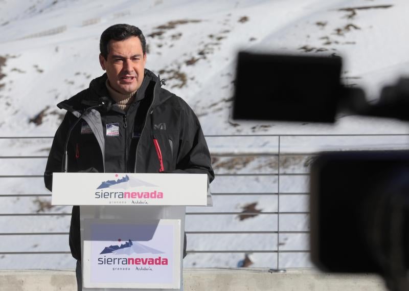 El presidente de la Junta de Andalucía visita la estación de esquí de Sierra Nevada para supervisar la apertura de la temporada, que se desarrolla con especiales medidas de seguridad como consecuencia de la pandemia de Covid