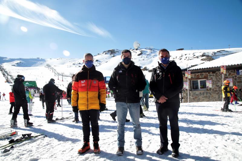 El presidente de la Junta de Andalucía visita la estación de esquí de Sierra Nevada para supervisar la apertura de la temporada, que se desarrolla con especiales medidas de seguridad como consecuencia de la pandemia de Covid