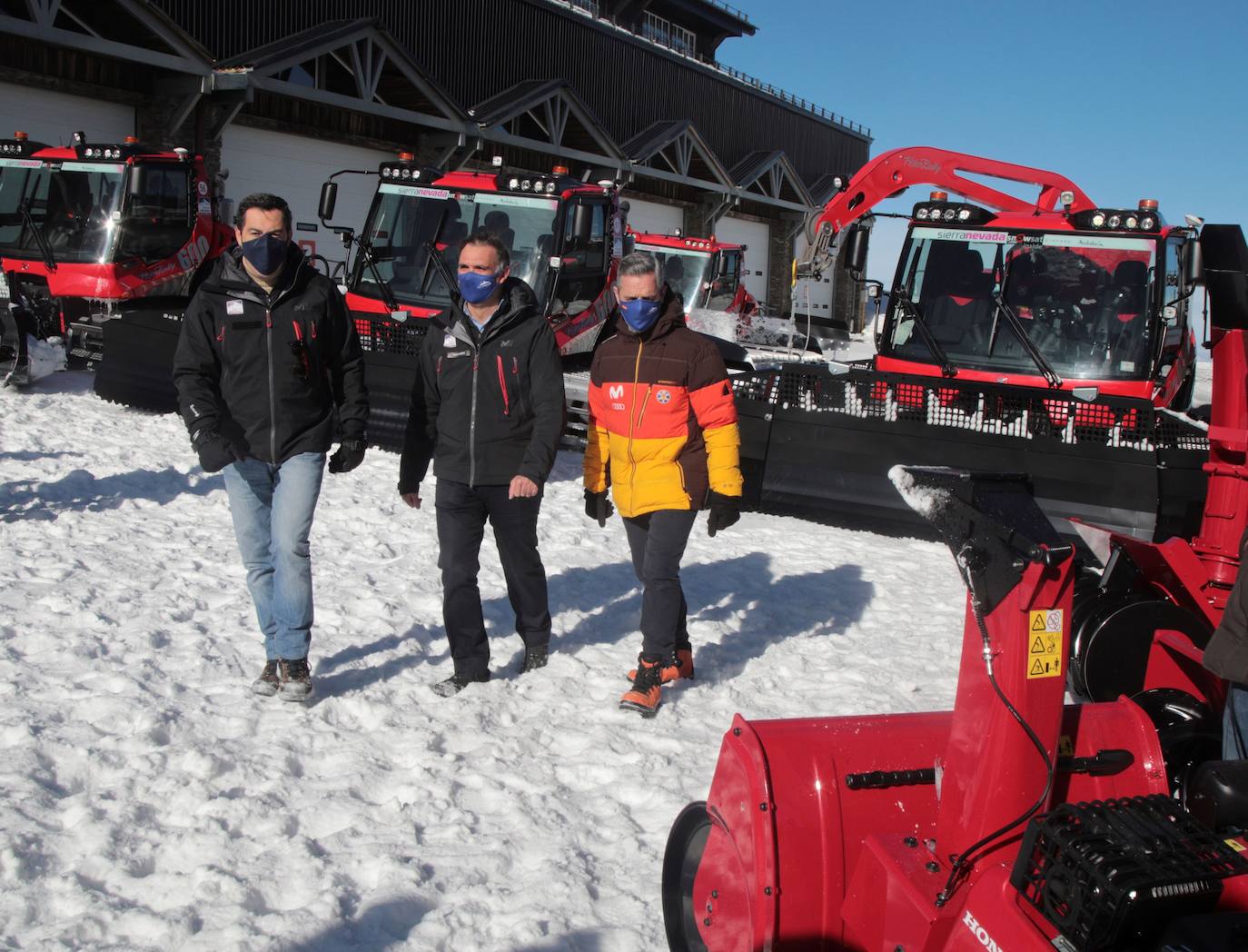 El presidente de la Junta de Andalucía visita la estación de esquí de Sierra Nevada para supervisar la apertura de la temporada, que se desarrolla con especiales medidas de seguridad como consecuencia de la pandemia de Covid