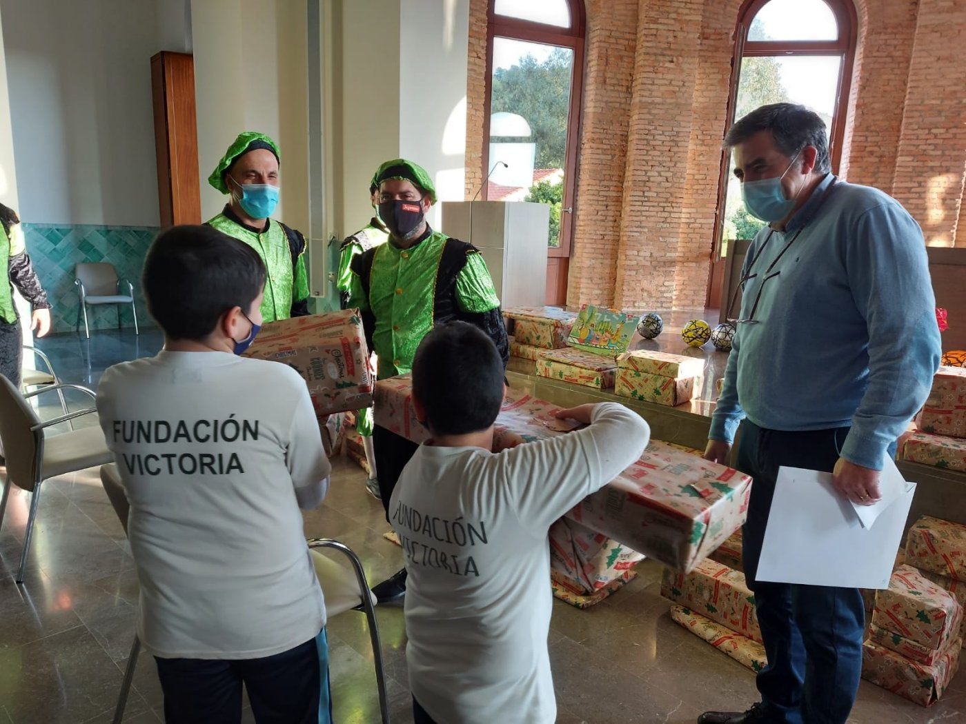 Unión. Algunos pajes entregan regalos a los niños. 